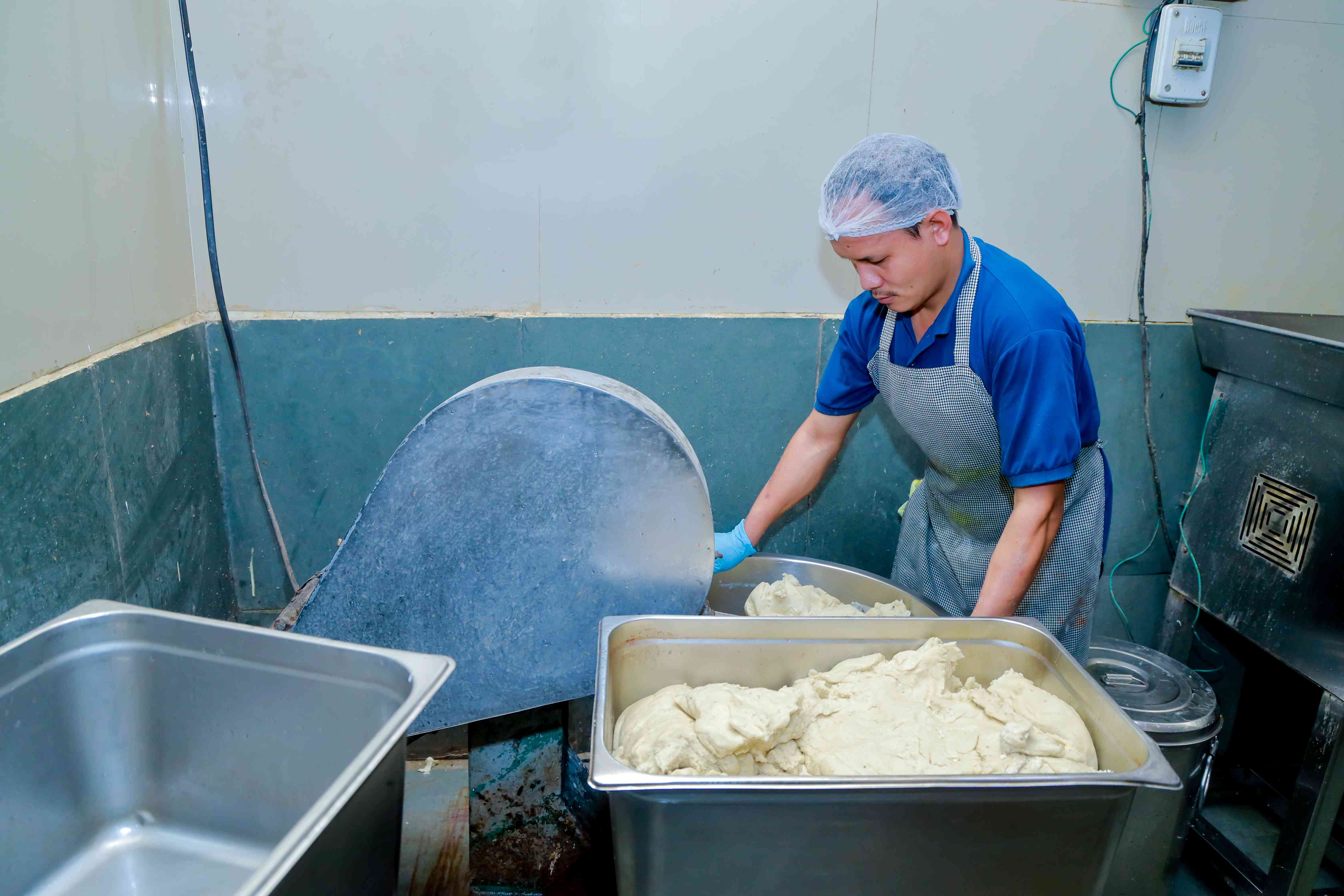 Dough kneading machine